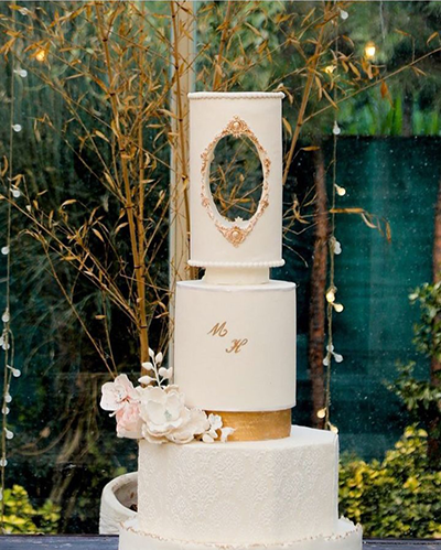 کیک با رنگ سفید و طلایی